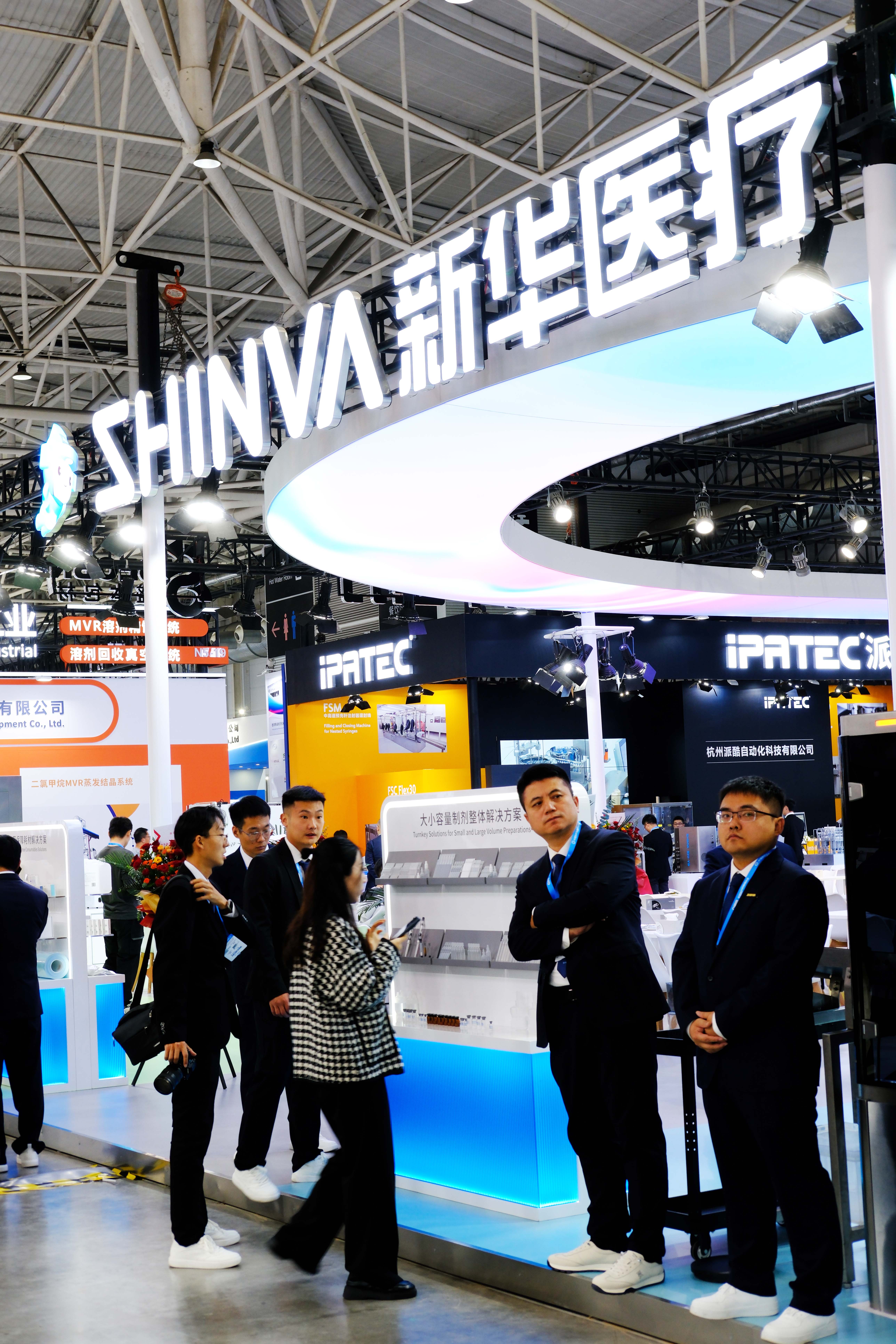 新华医疗展区 拷贝.jpg